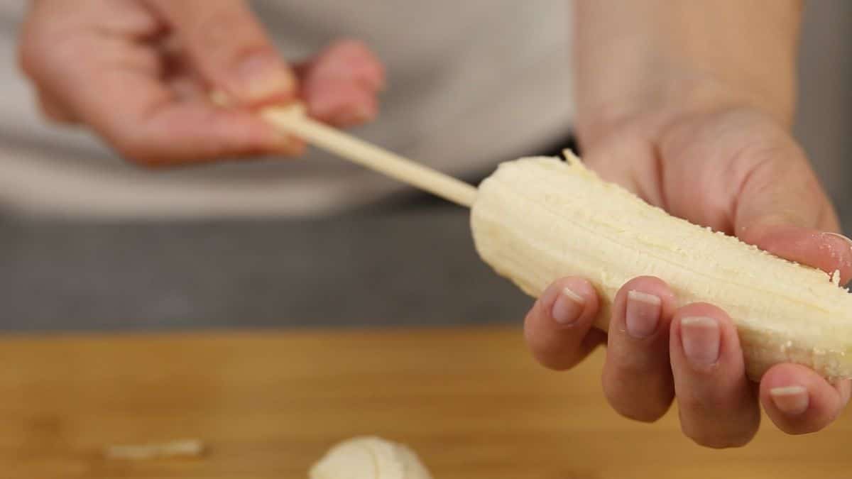 Stick the bananas into the wooden stick