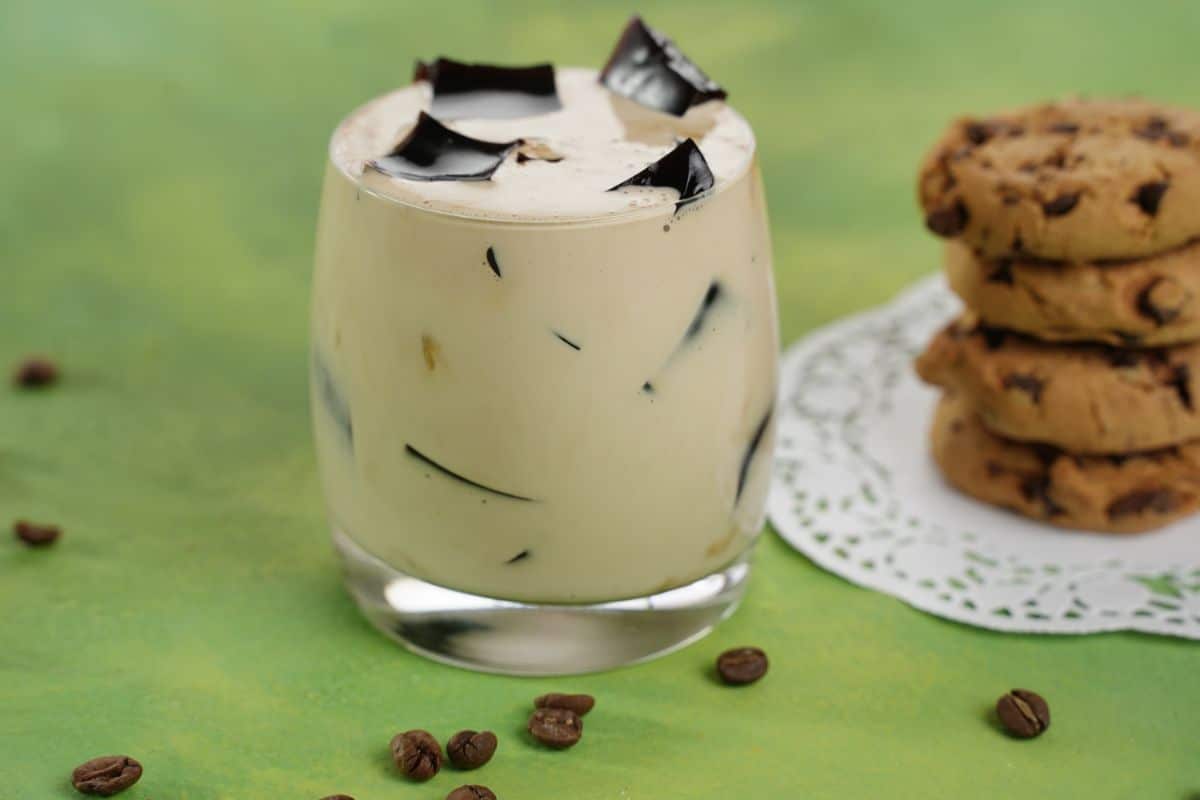 Easy Coffee Jelly Drink served with cookies