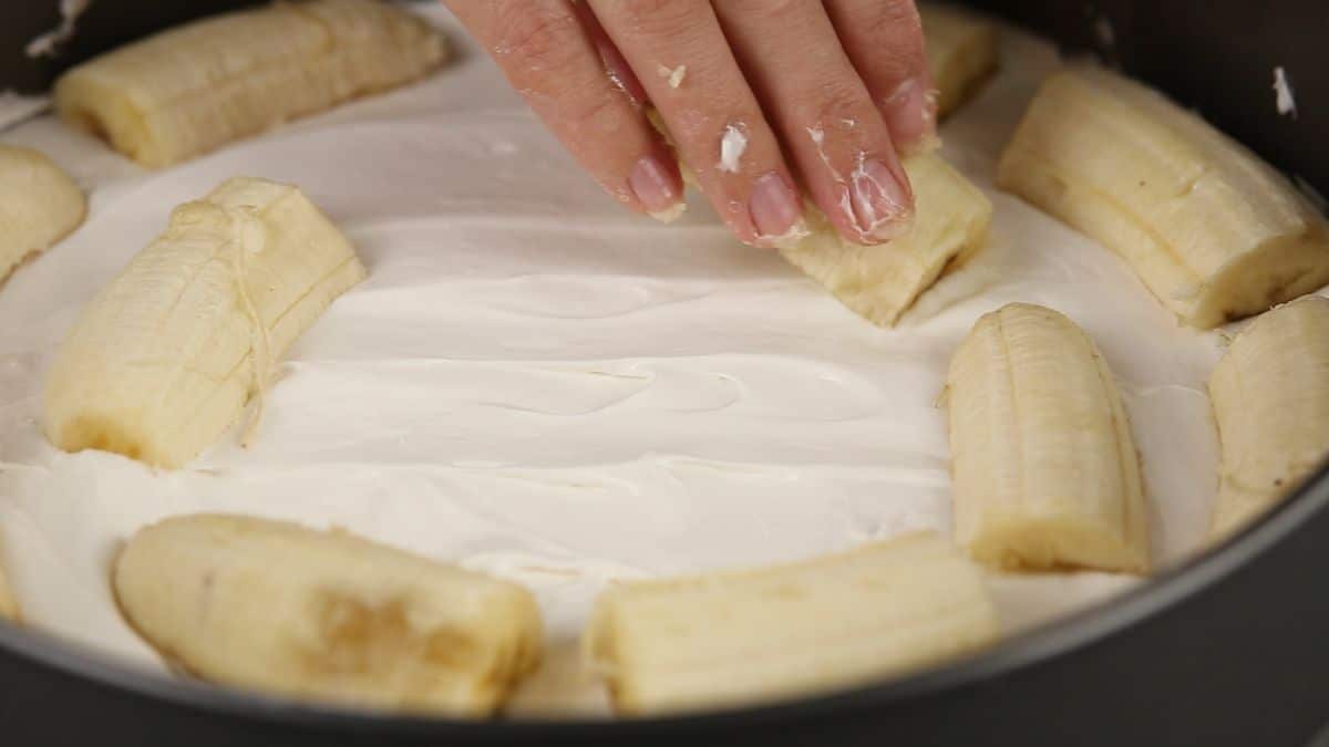 Cut the bananas into big slices and place it over the cream layer as the 3rd layer of the cake