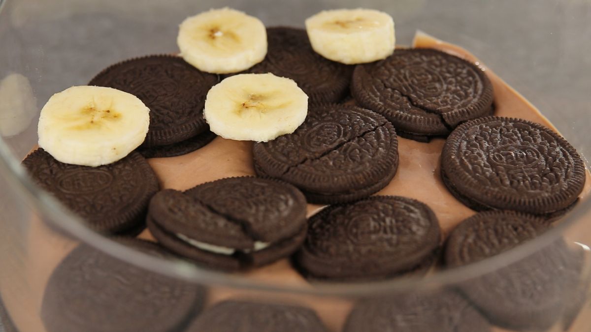 pudding topped with cookies and bananas