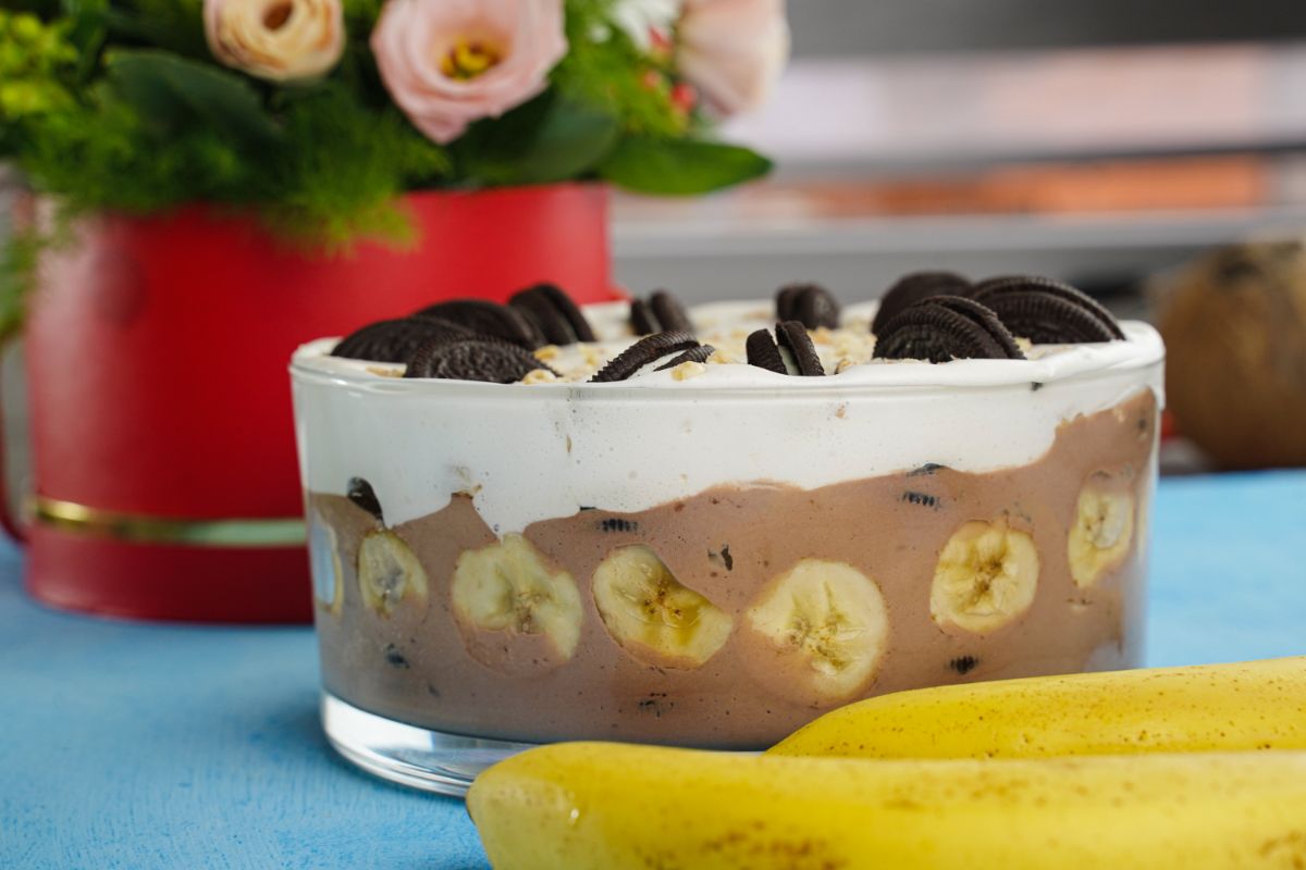 trifle bowl filled with chocolate pudding banana slices and cookies