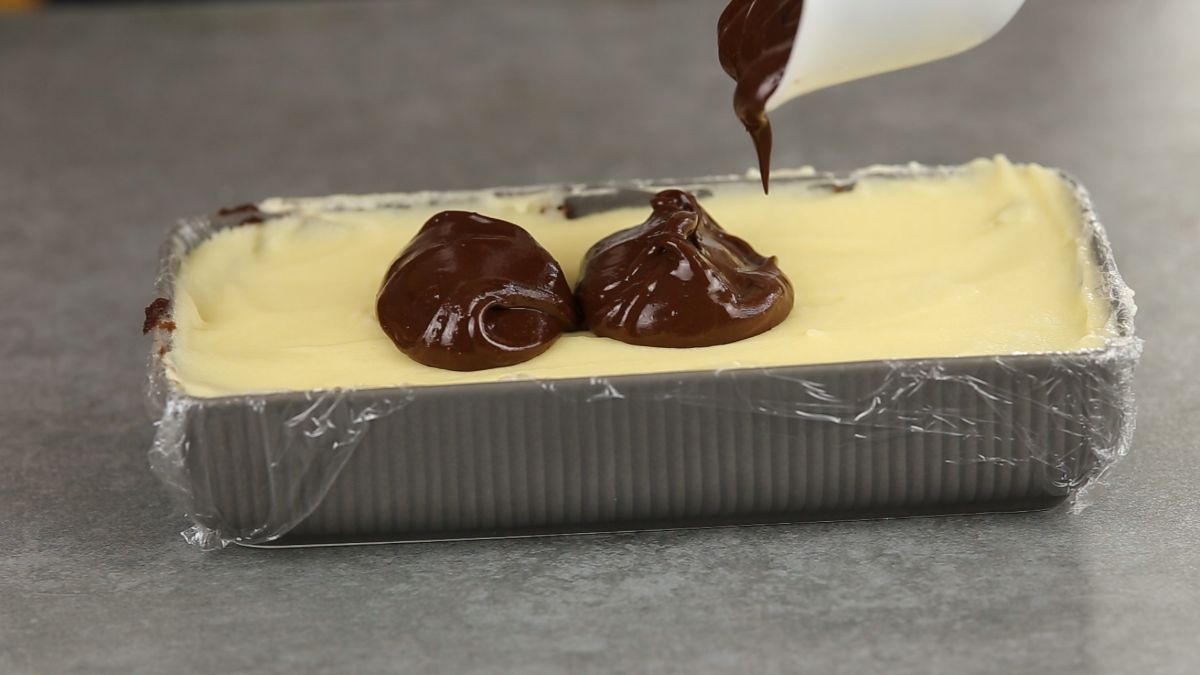 mix the melted butter with chocolate in a bowl and pour it as the final layer in the mould
