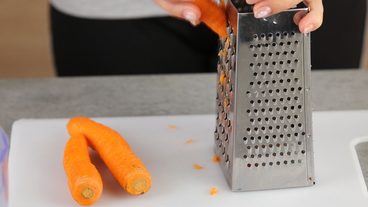 grate carrots with the grater 