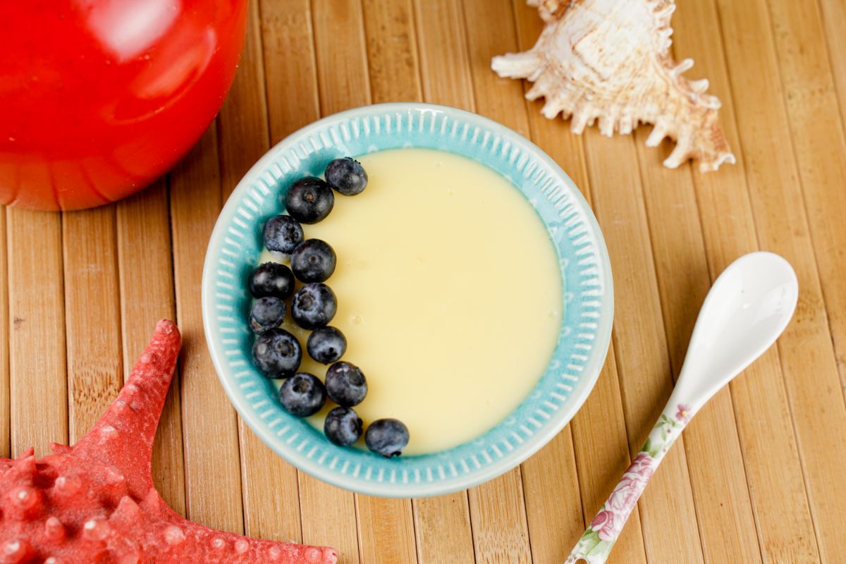 No-Bake Homemade Vanilla Pudding served with some blue berries