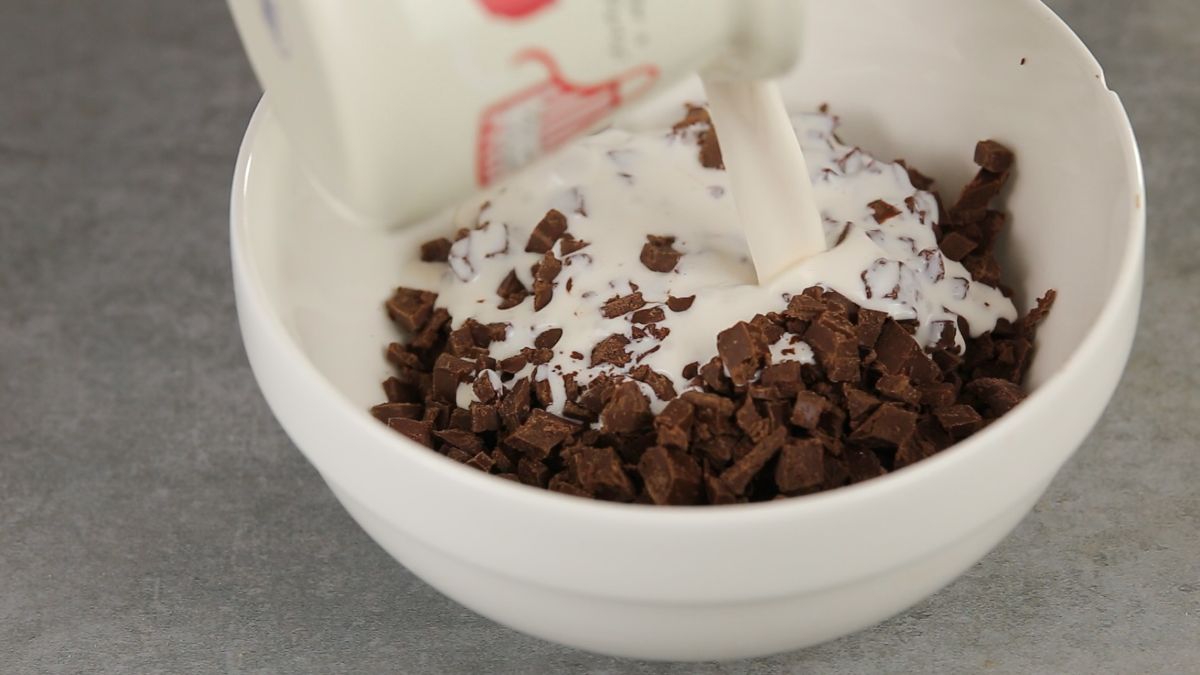 Add the grated chocolate with heavy cream in a bowl