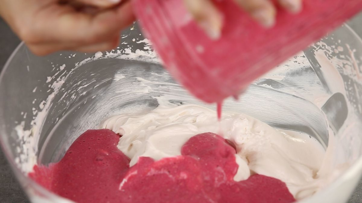 add half of the pomegranate paste and pour it in whipping cream