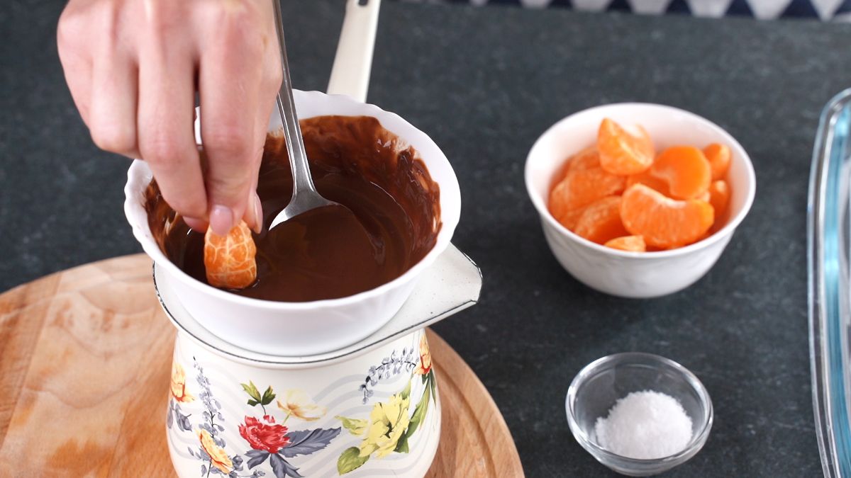 dip half of the orange pieces in chocolate 