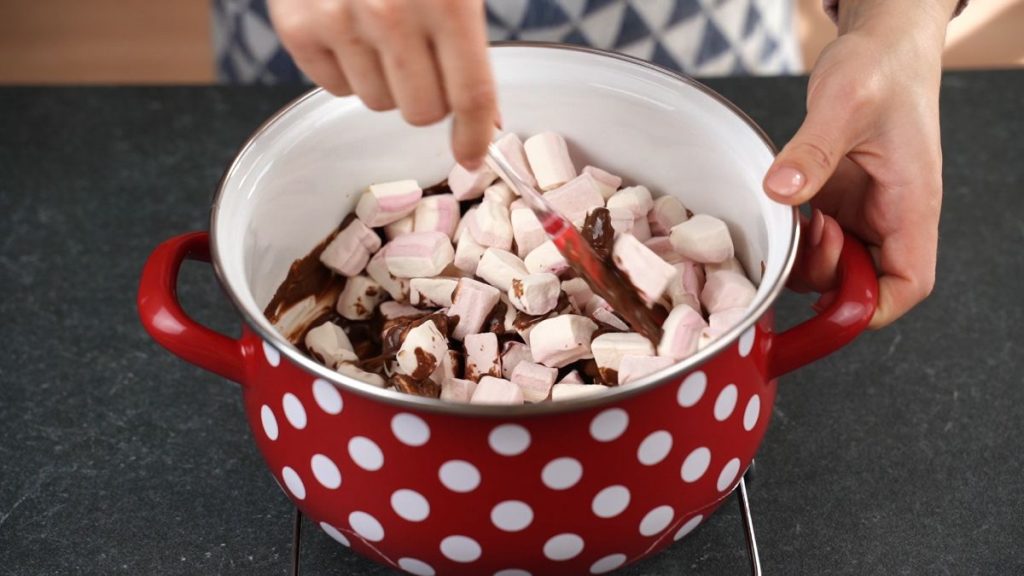 add marshmallow to the chocolate pot