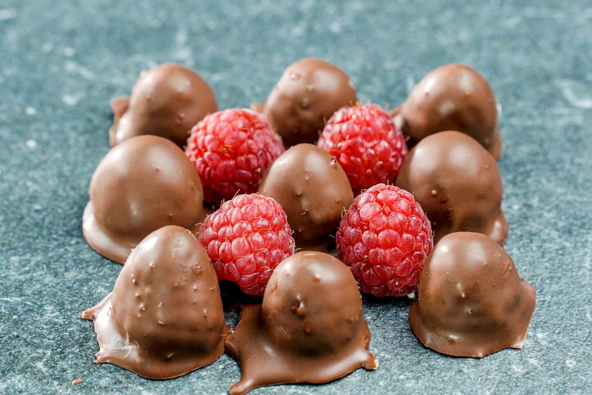 4 Ingredient Chocolate-Dipped Raspberries ready to enjoy with some fresh raw raspberries