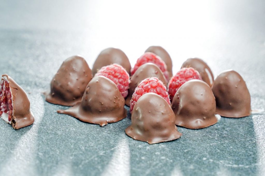 4 Ingredient Chocolate-Dipped Raspberries - No-Bake Dessert Recipes