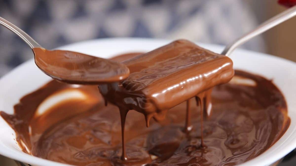 cover the biscuit properly with melted chocolate