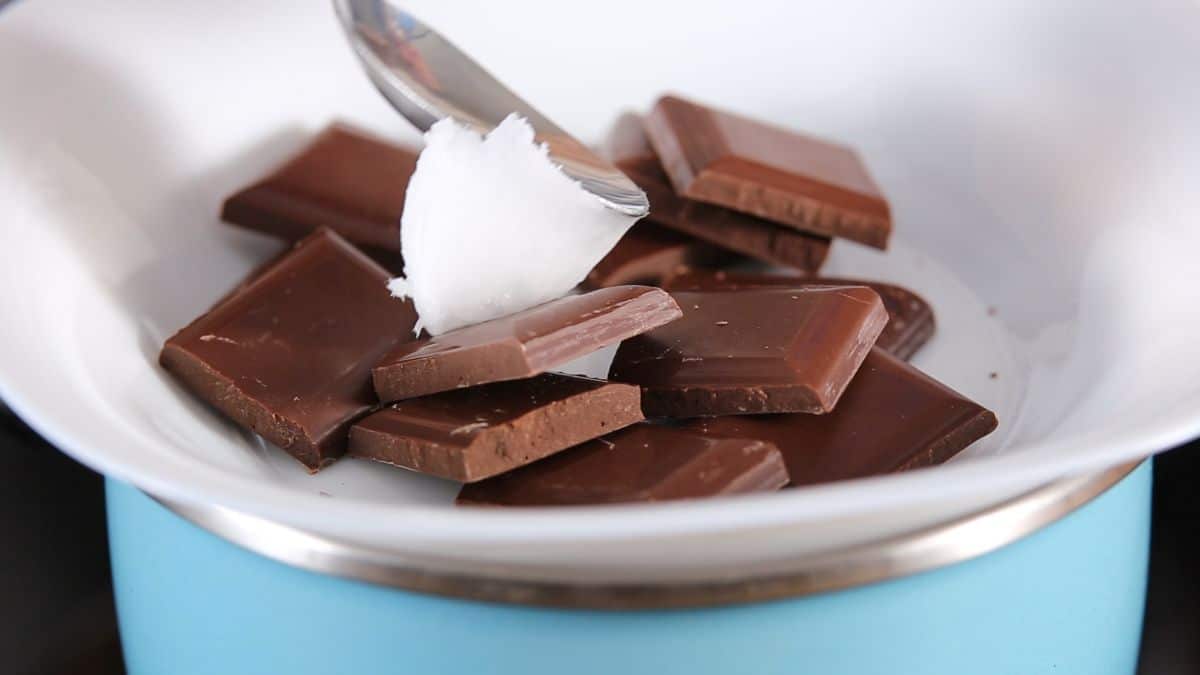 add dark chocolate along with coconut oil in a bowl