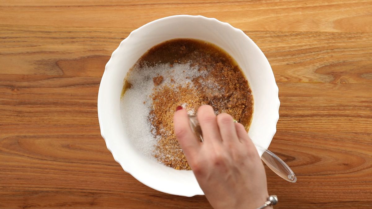 Mix ginger powder to the bowl