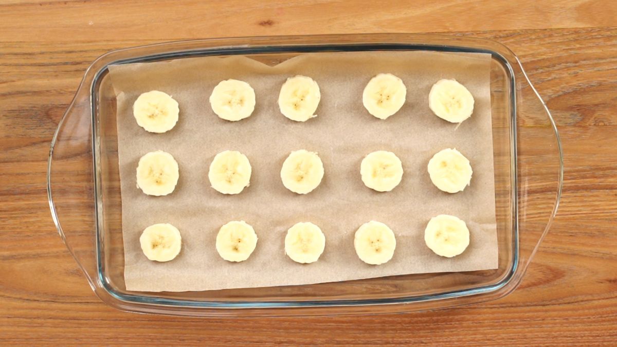 place banana slices over baking paper