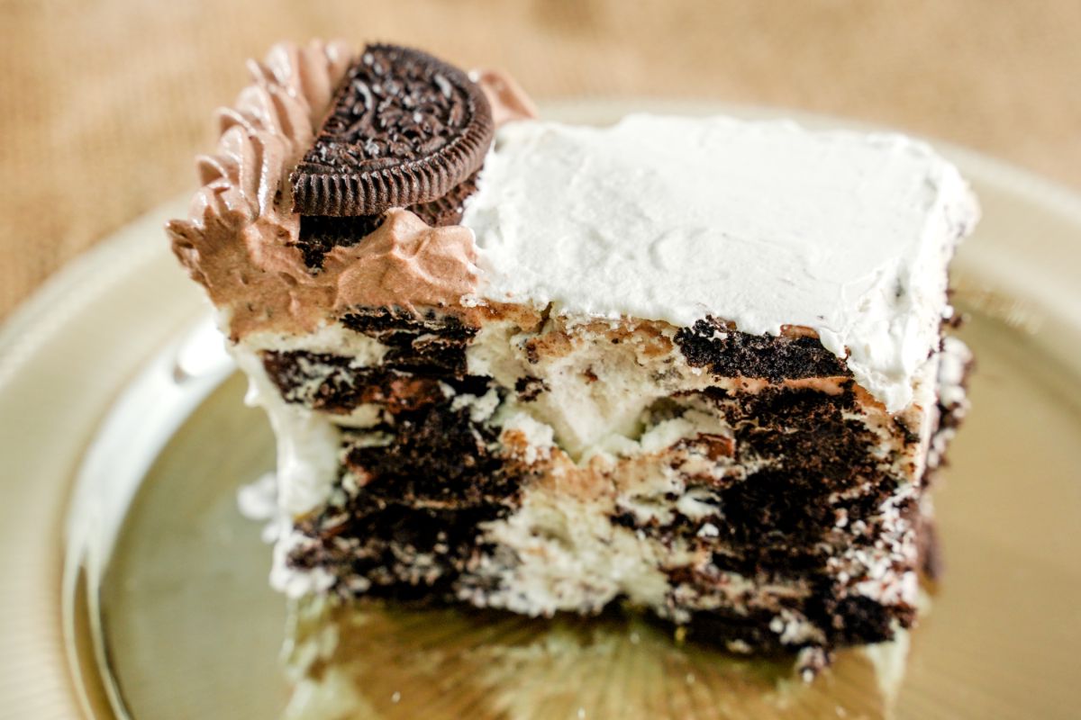 Zoom piece of No-Bake Oreo Nutella Layered Cake
