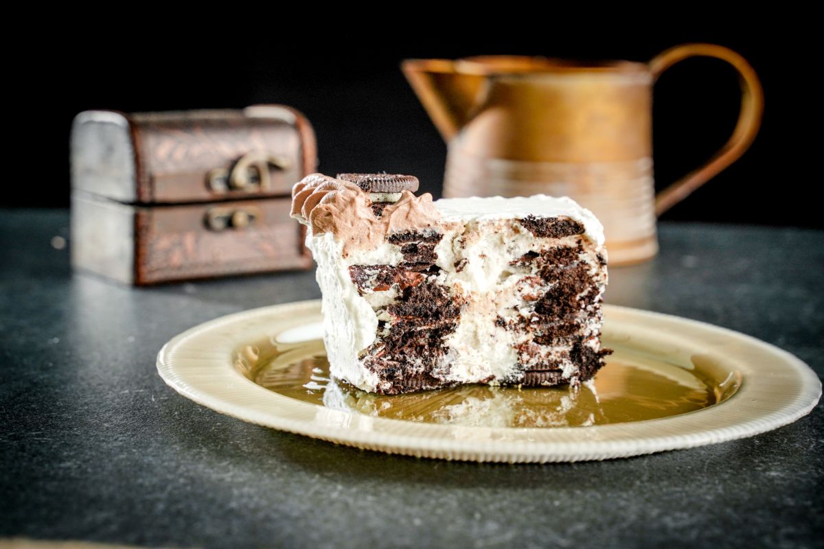 No-Bake Oreo Nutella Layered Cake served on a golden plate