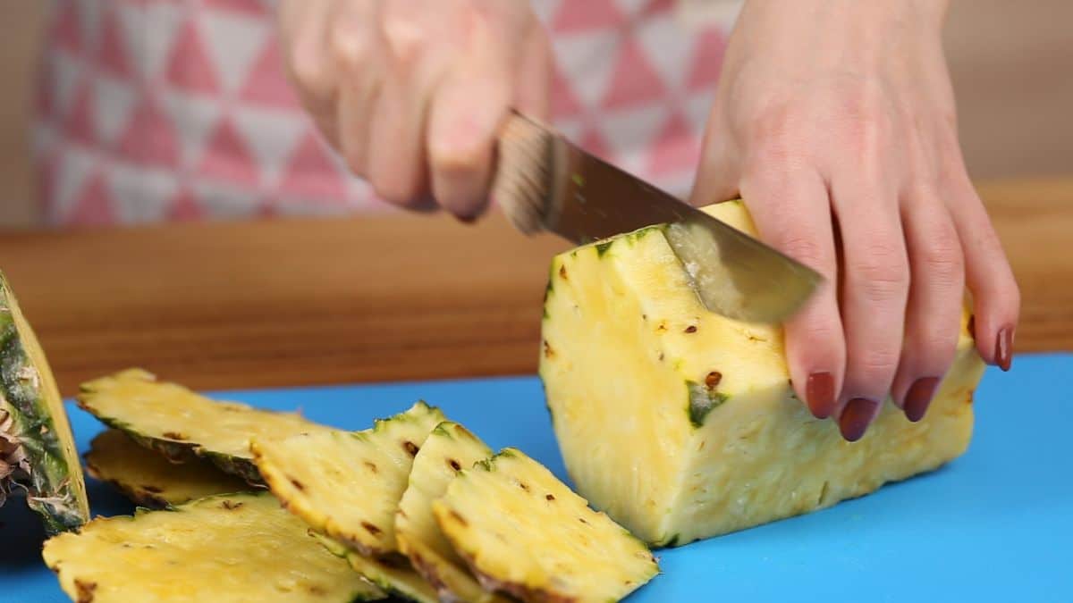 cut the pine apple into slices