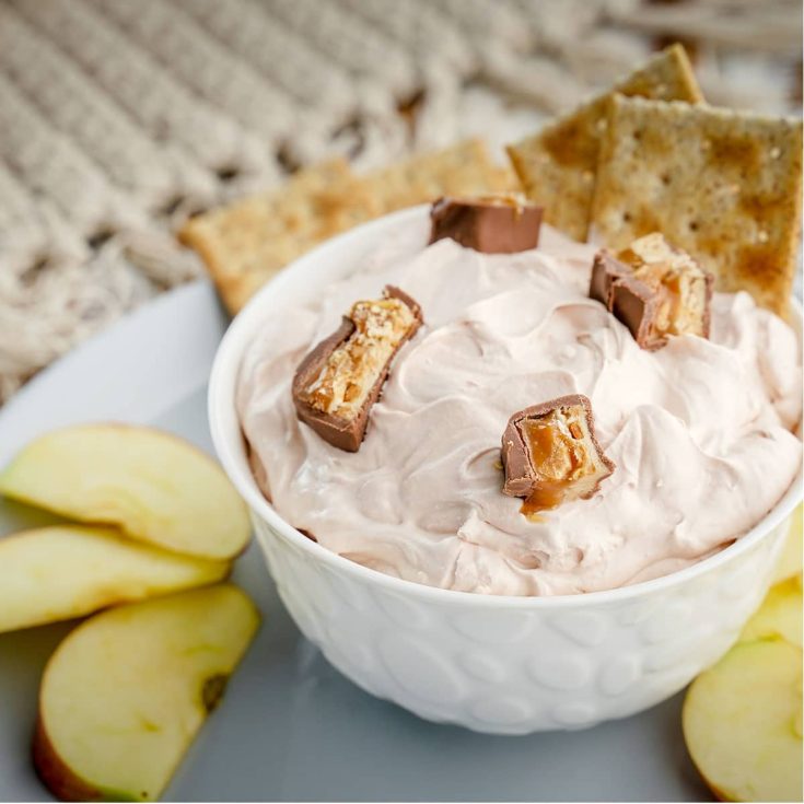 Snickers dip with apple slices