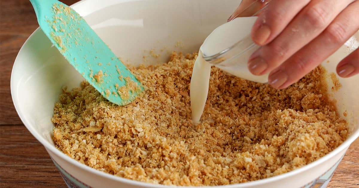 how to make a graham cracker crust for a no-bake cheesecake with mint flavoring
