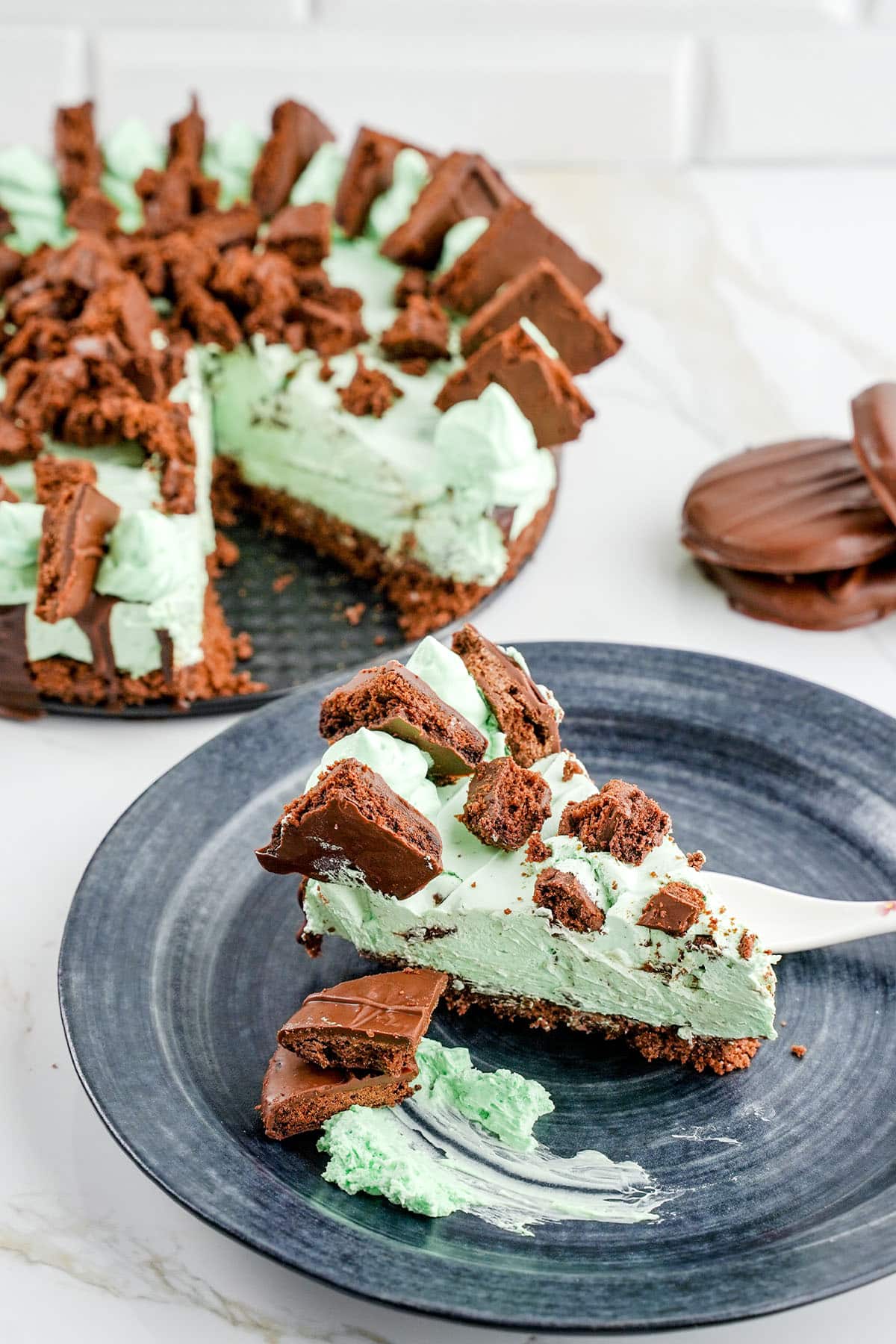 Join us in a slice of heaven with this Thin Mint Cheesecake.